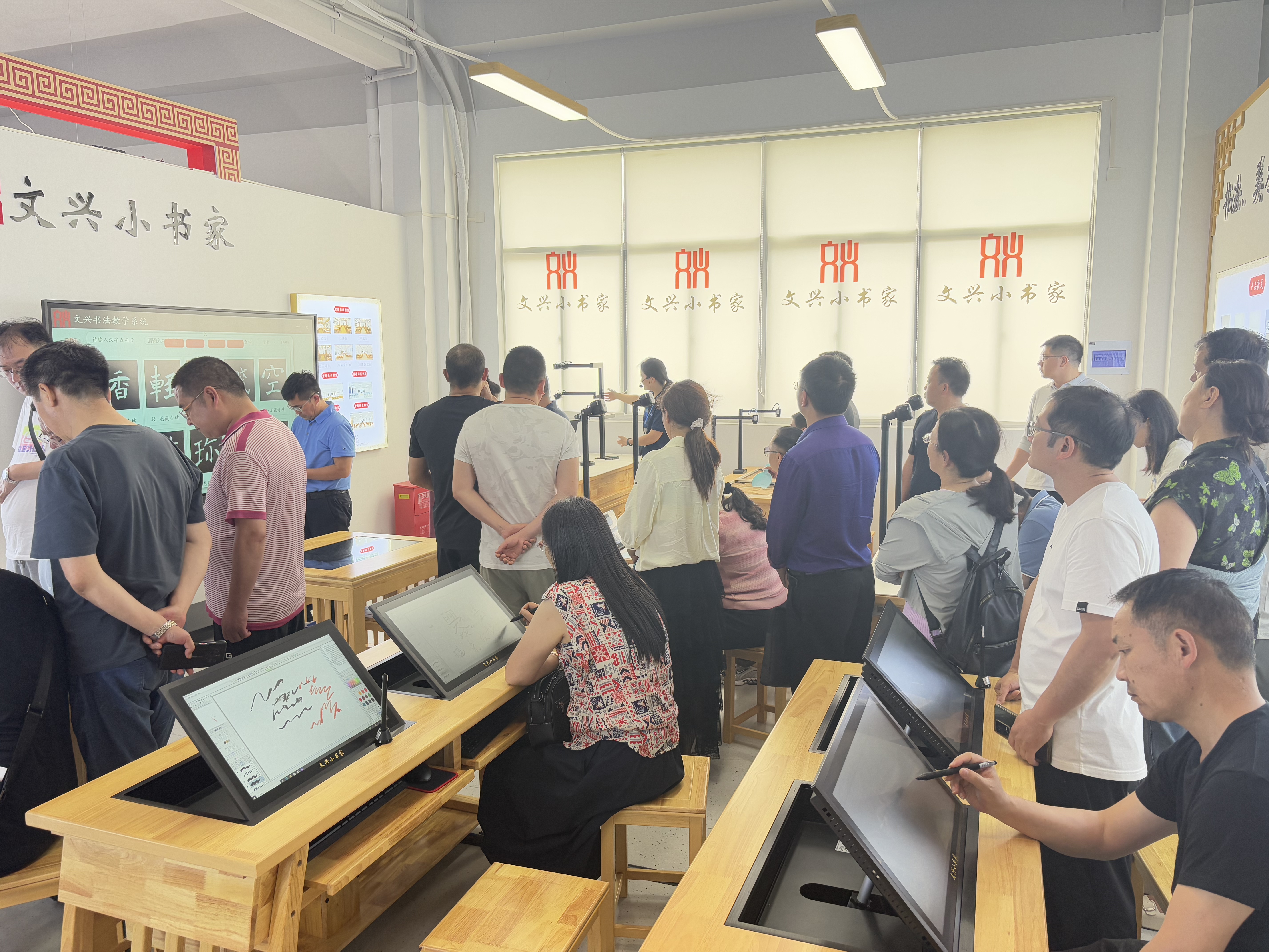 曲靖市职业教育管理干部莅临文兴小书家参观交流